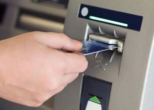 بالفيديو| "الحظ لما يآتي".. ماكينة "ATM" تسقط أموالا دون بطاقة ائتمان