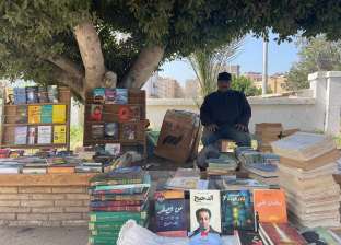 «عم خالد» يعول أسرته من العمل على الرصيف: «25 سنة ببيع الكتب»