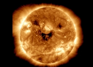 الشمس بتضحك.. الثقوب الإكليلية تفسر صورة ناسا وتحذير من عاصفة وشيكة