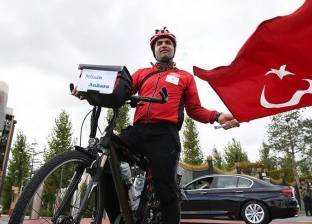 بـ"دراجته الهوائية".. تركي يصل أنقرة قادما من ألمانيا للتنديد بمحاولة الانقلاب