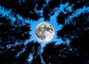 نصائح لمشاهدة ظاهرة القمر الأزرق العملاق النادرة.. اعرف أفضل وقت للرصد