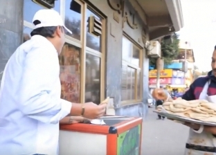«مصر تستطيع» يعرض تقريرا عن شاب يوزع 200 وجبة يومية مجانية من عربة فول