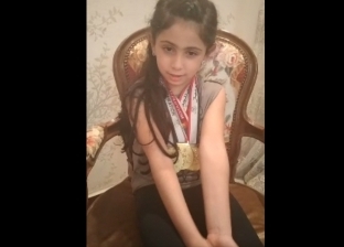 طفلة عمرها 6 سنوات تحصل على 3 ميداليات ذهب في الجمباز.. فيديو