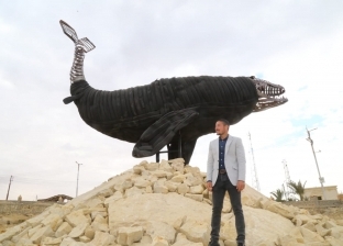 «إبراهيم» يشكل مجسم حوت من إطارات السيارات يعرض في قرية تونس بالفيوم