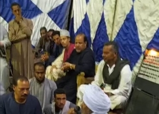 مواطن يقيم حفل تأبين لابنه بعد وفاته أثناء مدح الرسول في قنا «فيديو»