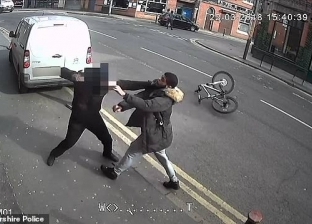 بالفيديو| بريطاني ينجو من القتل بسبب "دراجته"