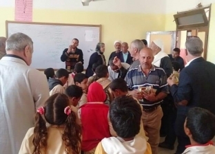 قيادات تعليم بني سويف يتناولون "فطيرة" التغذية مع تلاميذ الجفادون