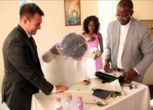 بالفيديو| عروس تقرر مواصلة الزفاف رغم قضم تمساح لذراعها