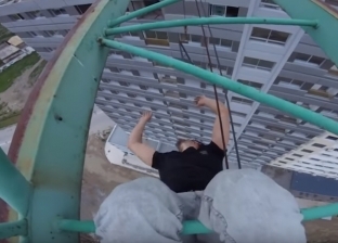 بالفيديو| مغامر يتسلق أعلى جسر في طنجة ويتدلى منه "لا شيء يخيف بالكون"
