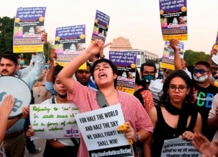 تجميد 5 شرطيين بسبب حرق جثة فتاة بعد حادث اغتصاب جماعي بالهند