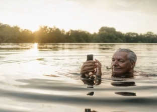 بعد مرور عام على ضياعه في إحدى البحيرات.. رجل يعثر على هاتفه