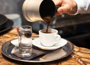 خبيرة تغذية أمريكية تحذر من عادة سيئة عند شرب القهوة: تضر المعدة والهرمونات