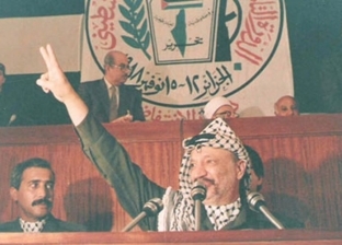 ذكرى وفاة ياسر عرفات.. 18 عاما على رحيل حامل غصن الزيتون والبندقية