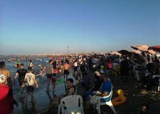 صور| بمليون زائر.. شواطئ مصيف بلطيم "كاملة العدد" في رابع أيام العيد