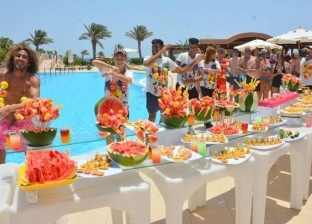 «مهرجان بطيخ» على شواطئ مرسى علم.. استهلك 20 طنا من الفواكه