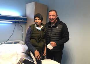 «الخطيب» يلبي دعوة طفل مريض بالسرطان بزيارته في غرفته بشفاء الأورمان