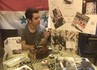 على أضواء القنابل.. كعكة عيد ميلاد "هادي" بأعلام سوريا وصورة بشار