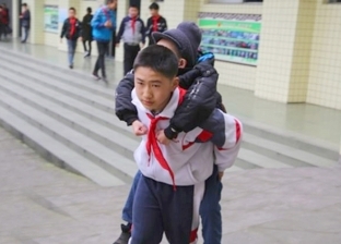 "الصديق وقت الشدة".. تلميذ صيني يحمل صديقه المعاق على ظهره لـ6 أعوام