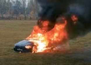 تتخطى 2.6 مليون جنيه.. يوتيوبر يحرق سيارته لأعطالها المتكررة (فيديو)
