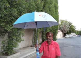 بالفيديو| مظلة مكة المكيفة.. "شمسية بمروحة ورذاذ ماء" لمنع ضربات الشمس