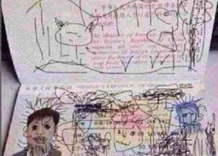 "أحباب الله".. طفل يرسم على جواز سفر والده ويضعه في مأزق