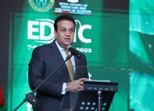 «الأسنان» تهدي وزير الصحة درعا لرعايته مؤتمر EDSIC 2022 الدولي