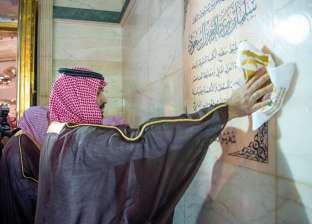 ولي العهد السعودي يشارك في مراسم غسل «الكعبة» المشرفة