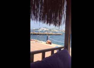 بالفيديو| فتاة تصلي بالـ"بكيني" على الشاطئ