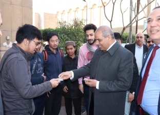 رئيس جامعة الأزهر يوزع دعوات معرض الكتاب على الطلاب