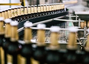 3 زجاجات لكل شخص.. مصنع بيرة يوزع فائض إنتاجه مجانا بسبب كورونا