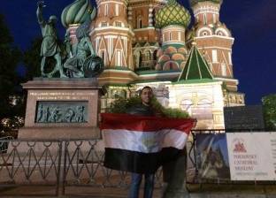 موسيقي روسي يعزف نشيد مصر الوطني على القيثارة