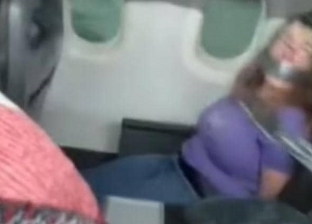 ربط راكبة على متن طائرة أمريكية بالحبال: «بتعمل حاجات غريبة»