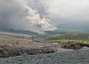 بركان سيميرو بإندونيسيا يواصل قذف الحمم.. وتحذيرات للمواطنين من المغامرة