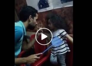بالفيديو| أب يعذب ابنته بسبب غلاء الأسعار: "مافيش بامبرز"