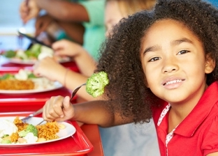 استشاري تغذية تكشف عن أطعمة يُنصح بتناولها في الإفطار الصباحي للأطفال