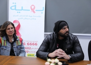 «أحمد صلاح حسني» يحتفل بعيد الأم مع محاربات السرطان في مستشفى «بهية»