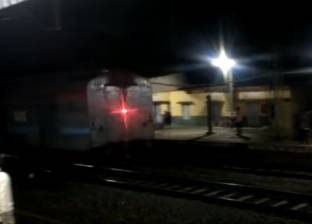 بالفيديو| مشهد مرعب لانفصال قاطرة رئيسية عن قطار يحمل ألف راكب بالهند