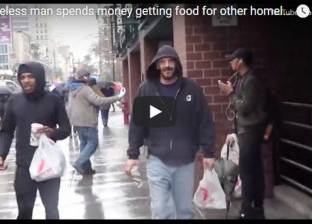 بالفيديو| مشرد يشتري طعاما لزملائه من مكافأة حصل عليها لأمانته