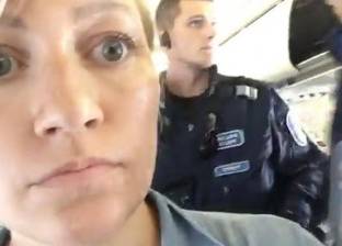 بالفيديو| ناشطة فنلندية تحتج في طائرة على ترحيل طالب لجوء