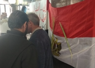 "السعف على العلم المصري".. احتفال المصلين بكنسية العذراء بختام القداس
