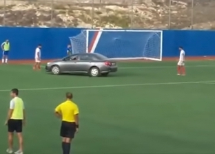 بالفيديو| سيارة ملاكي تنزل أرض الملعب لنقل لاعب مصاب