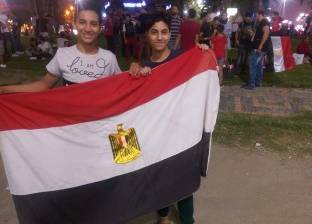 شاب يشارك بعلم اشتراه في 25 يناير 2011: "نفسي مصر تاخد كأس العالم"