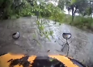 بالفيديو| فيضانات تجرف حافلة مدرسية في تكساس