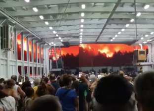لقطات مرعبة من حرائق اليونان.. النيران تحاصر المئات في جزيرة معزولة «فيديو»