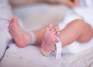 المشرف على ولادة طفل يحمل جنين ببطنه: تحدث من بين كل 500 ألف حالة
