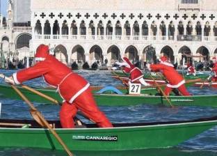 سباق على البحر بملابس "سانتا كلوز"