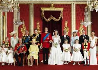 بالصور| عادات العائلة المالكة البريطانية.. أغربها اللمس وأكل المحار
