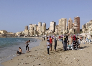 فى المحافظات: شواطئ الإسكندرية كاملة العدد والغلابة يلجأون لـ«المجانية»
