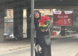 "جسد مريض وعيشة معدومة".. "نوف" تبيع الورد في لبنان: "ربنا هيفرجها"