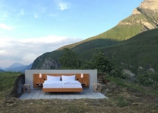بالصور|  غرفة "استثنائية" في فندق سويسري.. "النوم في الهواء الطلق"